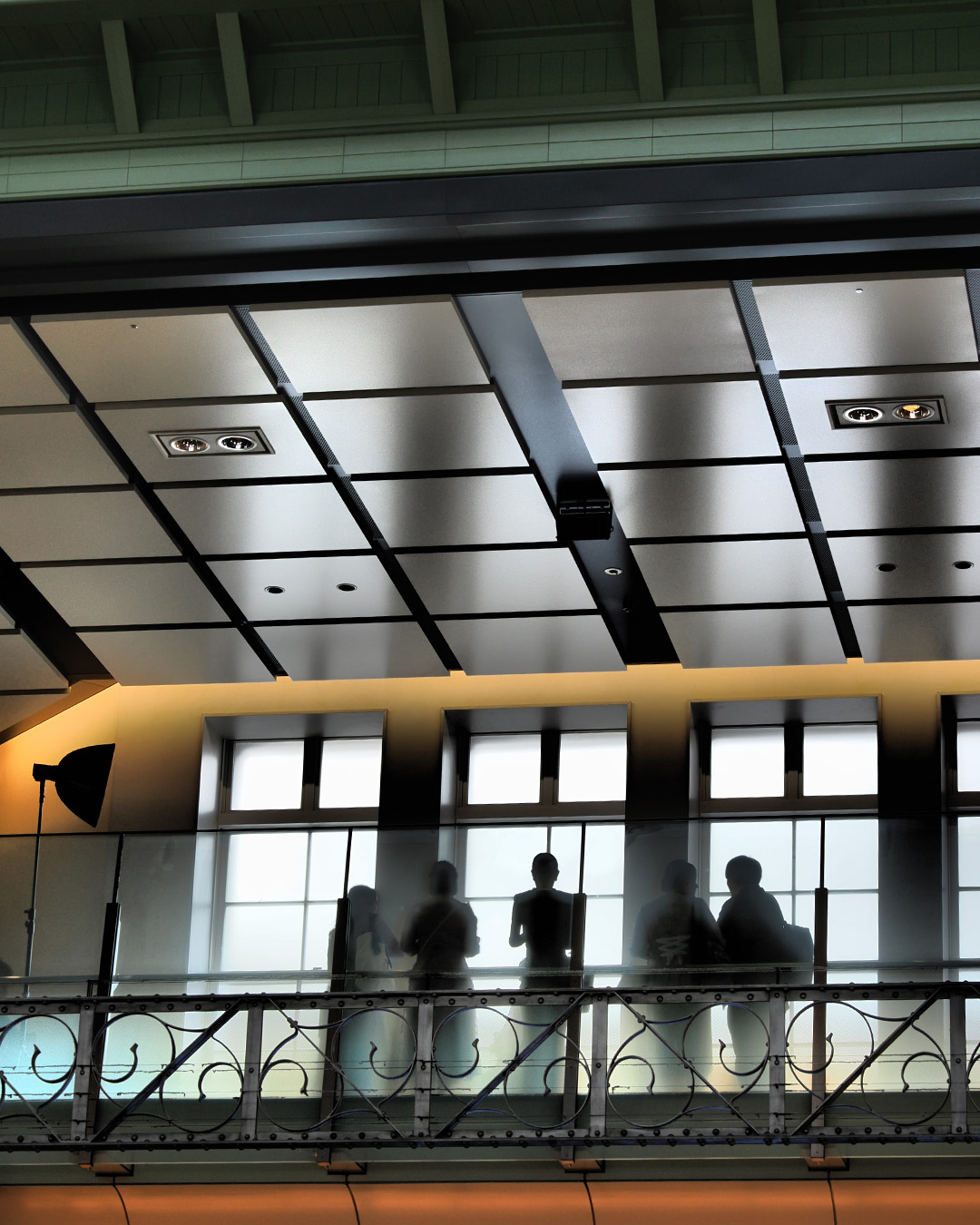 建築空間と人物のシルエットを捉えた写真